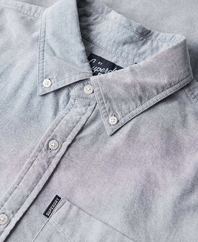 camisa oxford de manga curta na cor azul marinho.