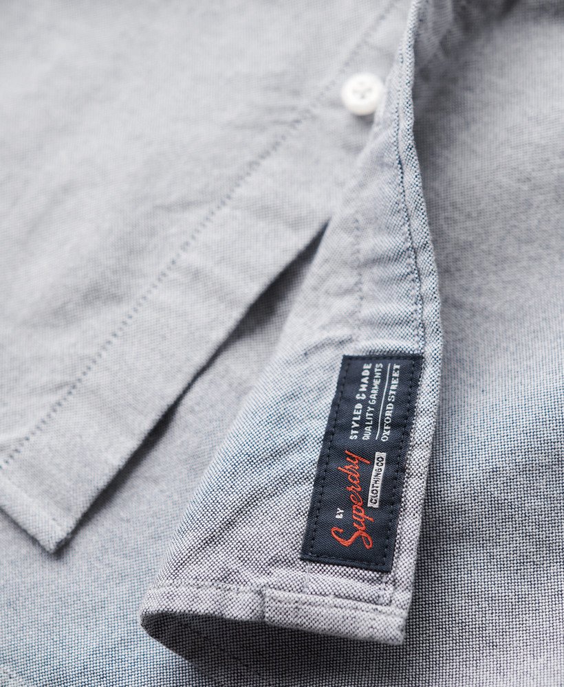 camisa oxford de manga curta na cor azul marinho.