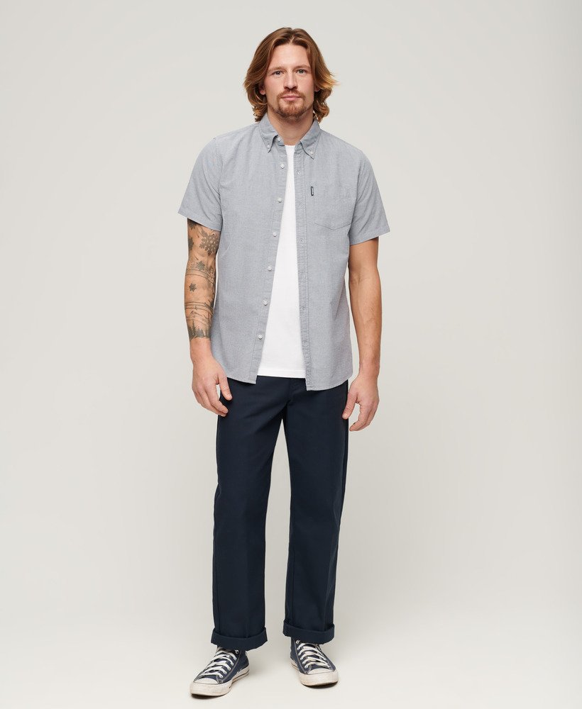 camisa oxford de manga curta na cor azul marinho.