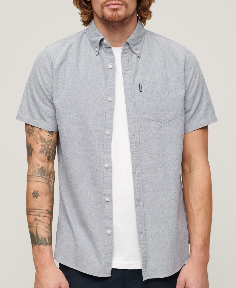 camisa oxford de manga curta na cor azul marinho.