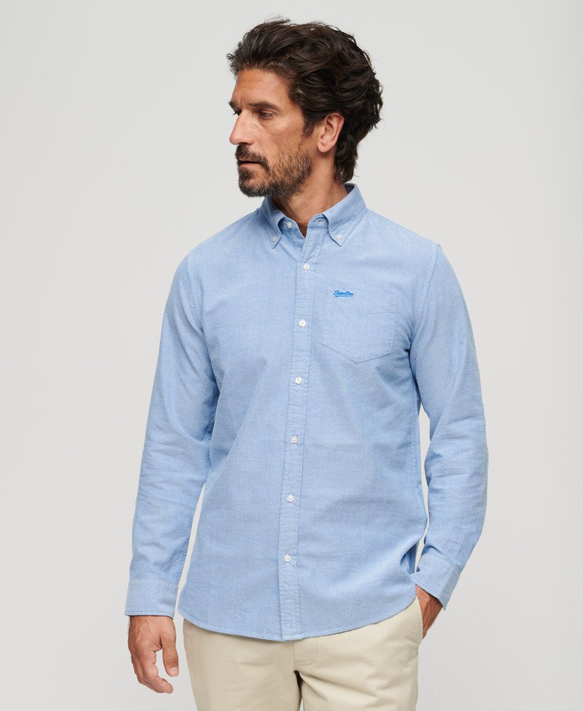 camisa oxford de manga comprida na cor azul royal.