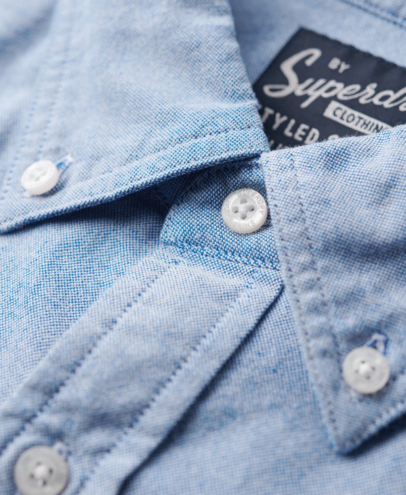 camisa oxford de manga comprida na cor azul royal.