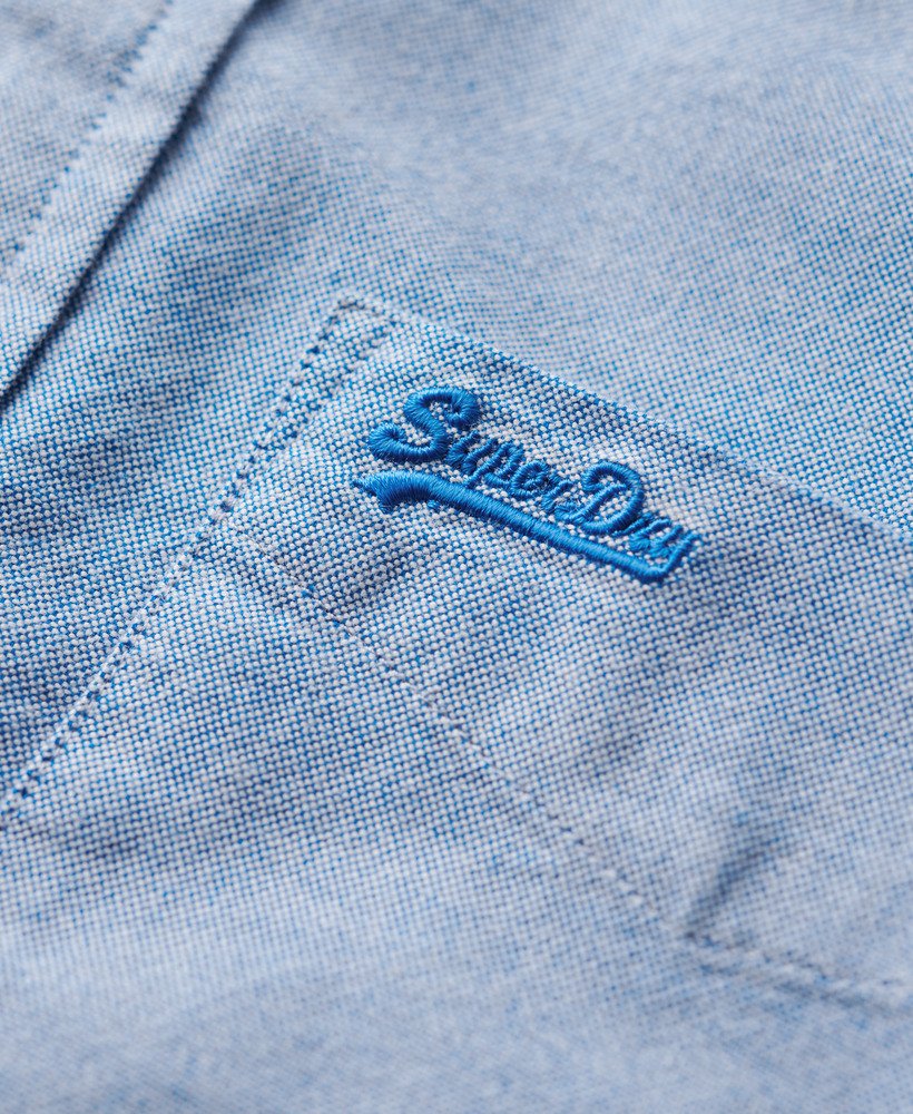 camisa oxford de manga comprida na cor azul royal.