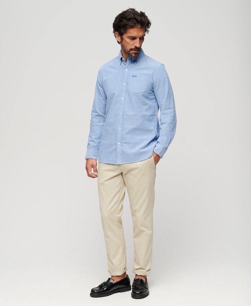 camisa oxford de manga comprida na cor azul royal.