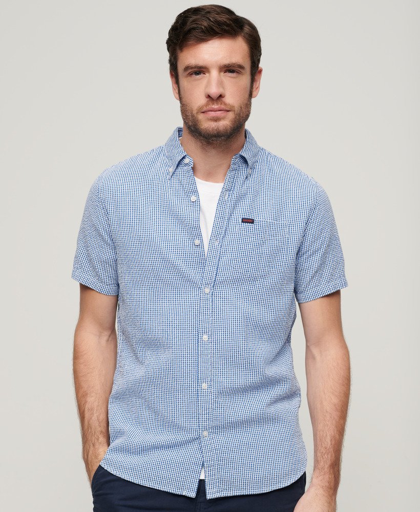 camisa de manga curta em tecido seersucker com estampa xadrez royal gingham.