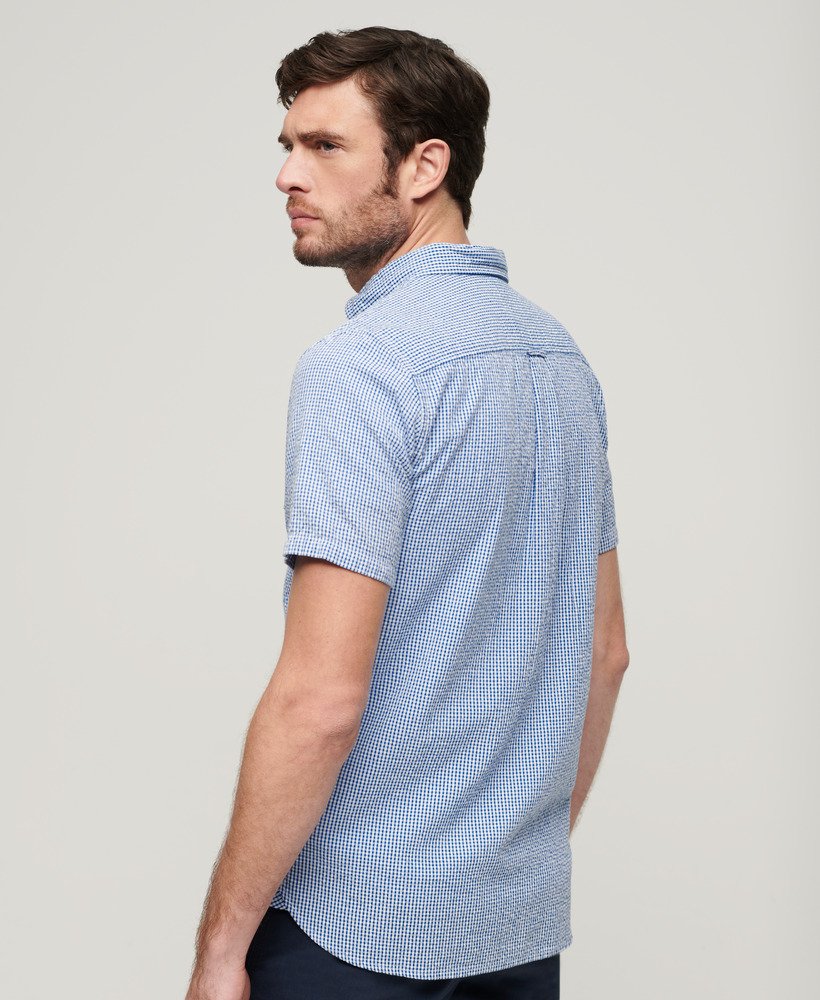 camisa de manga curta em tecido seersucker com estampa xadrez royal gingham.