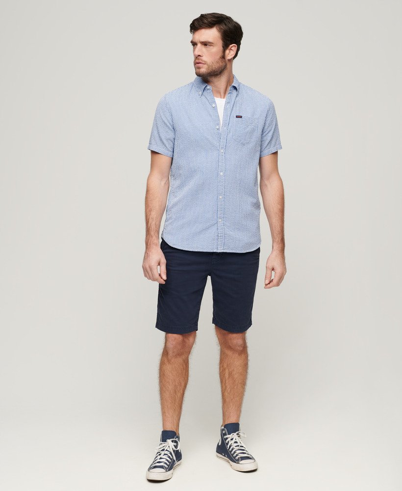camisa de manga curta em tecido seersucker com estampa xadrez royal gingham.