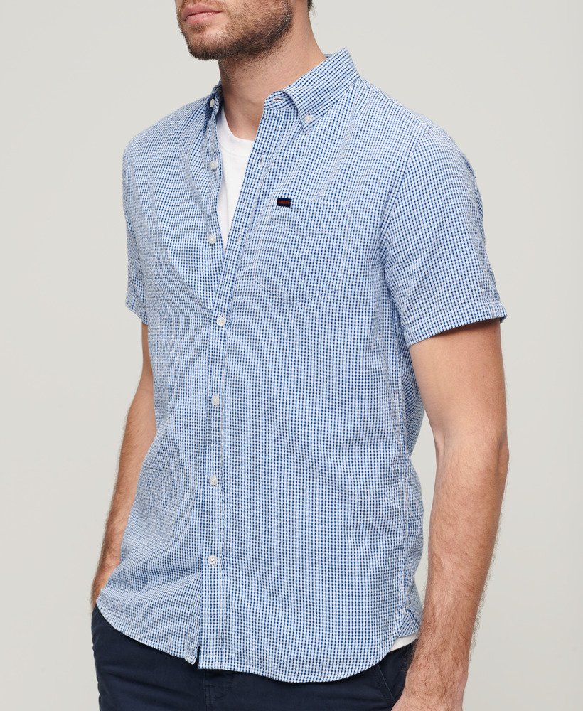 camisa de manga curta em tecido seersucker com estampa xadrez royal gingham.