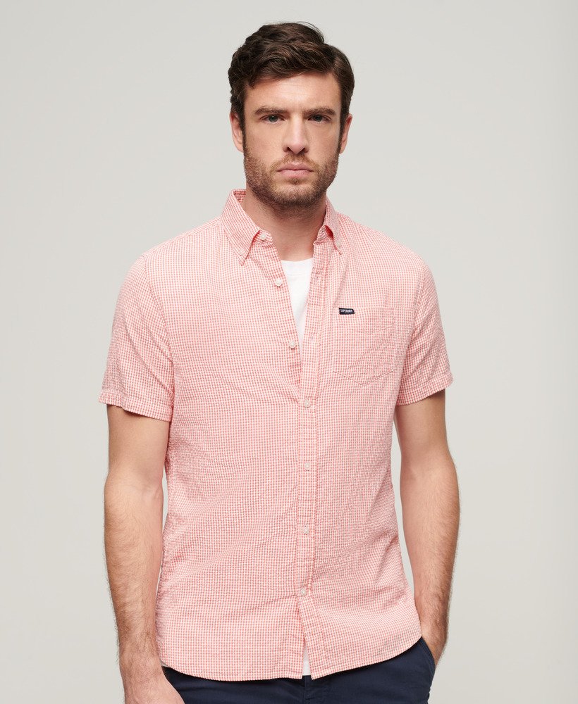 camisa de manga curta em tecido seersucker com estampa xadrez rosa.