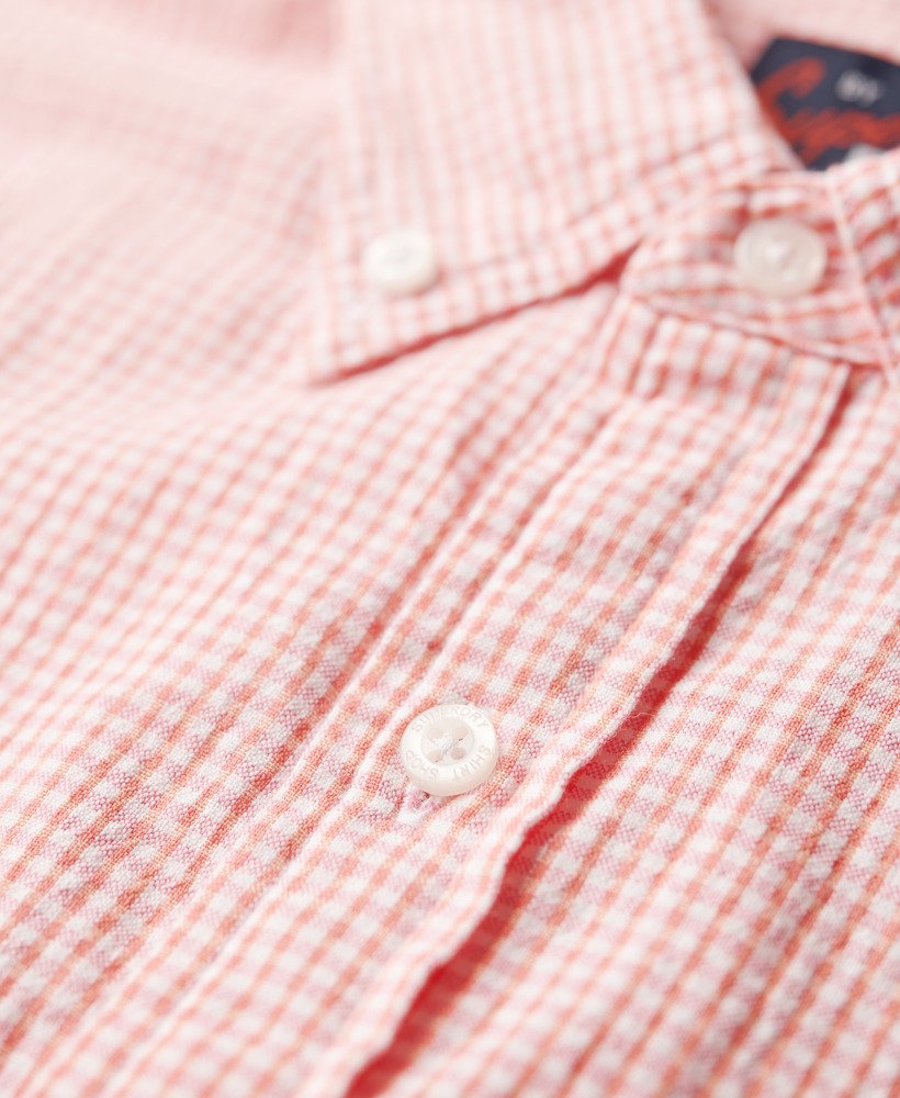 camisa de manga curta em tecido seersucker com estampa xadrez rosa.