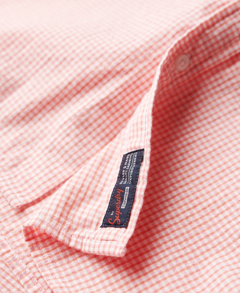 camisa de manga curta em tecido seersucker com estampa xadrez rosa.