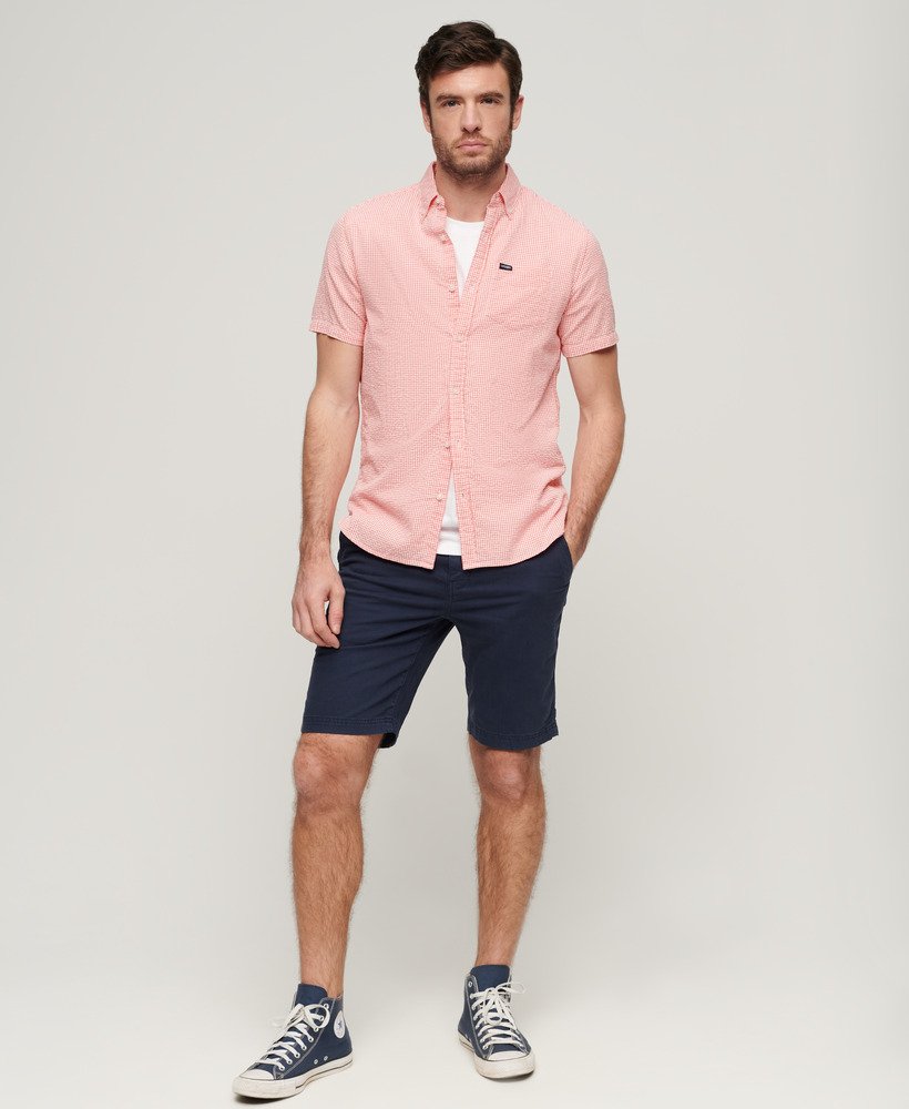 camisa de manga curta em tecido seersucker com estampa xadrez rosa.