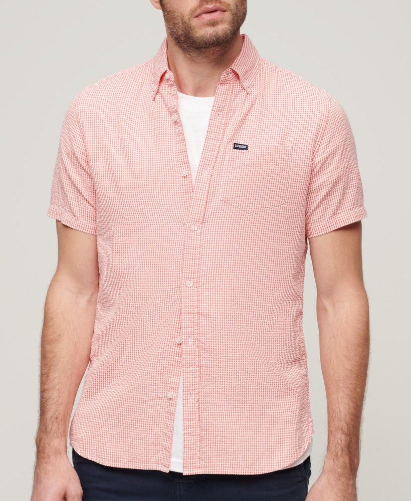 camisa de manga curta em tecido seersucker com estampa xadrez rosa.