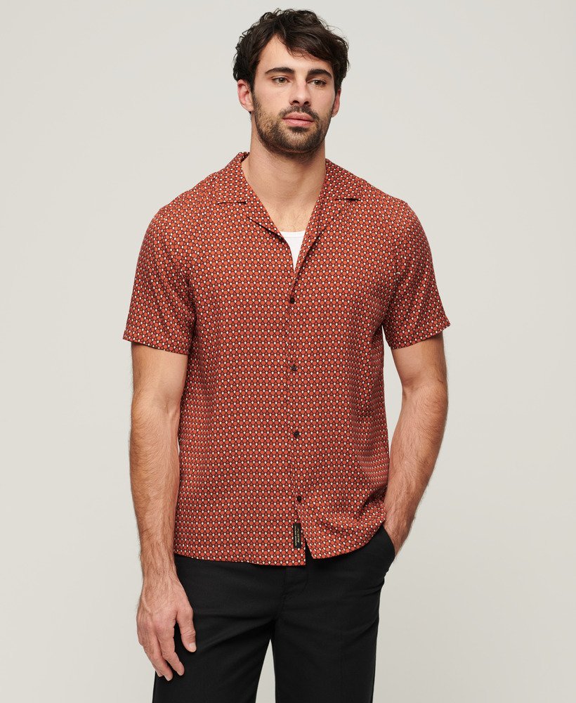 camisa revere anos 70 de manga curta na estampa vermelha philomena.