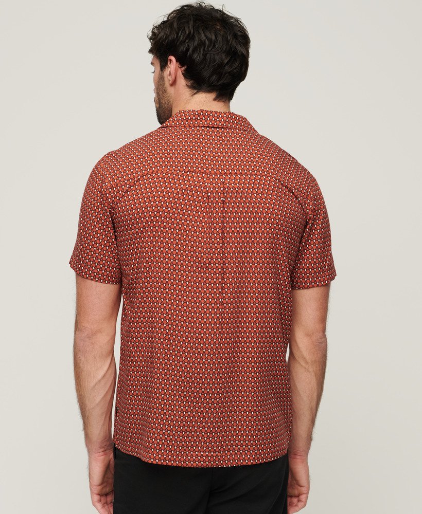camisa revere anos 70 de manga curta na estampa vermelha philomena.