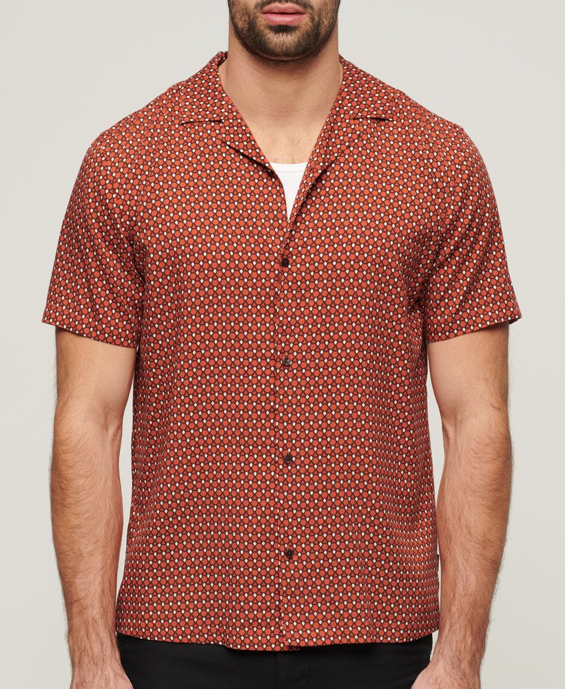 camisa revere anos 70 de manga curta na estampa vermelha philomena.