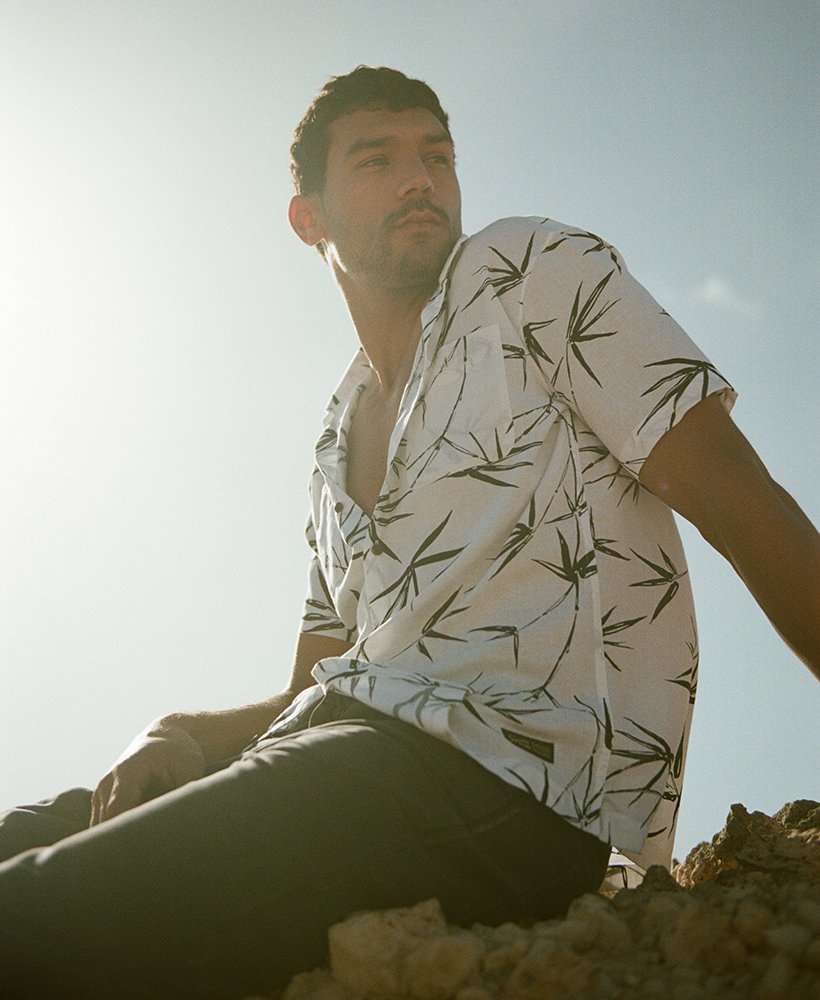 camisa de praia de manga curta em bambu óptico