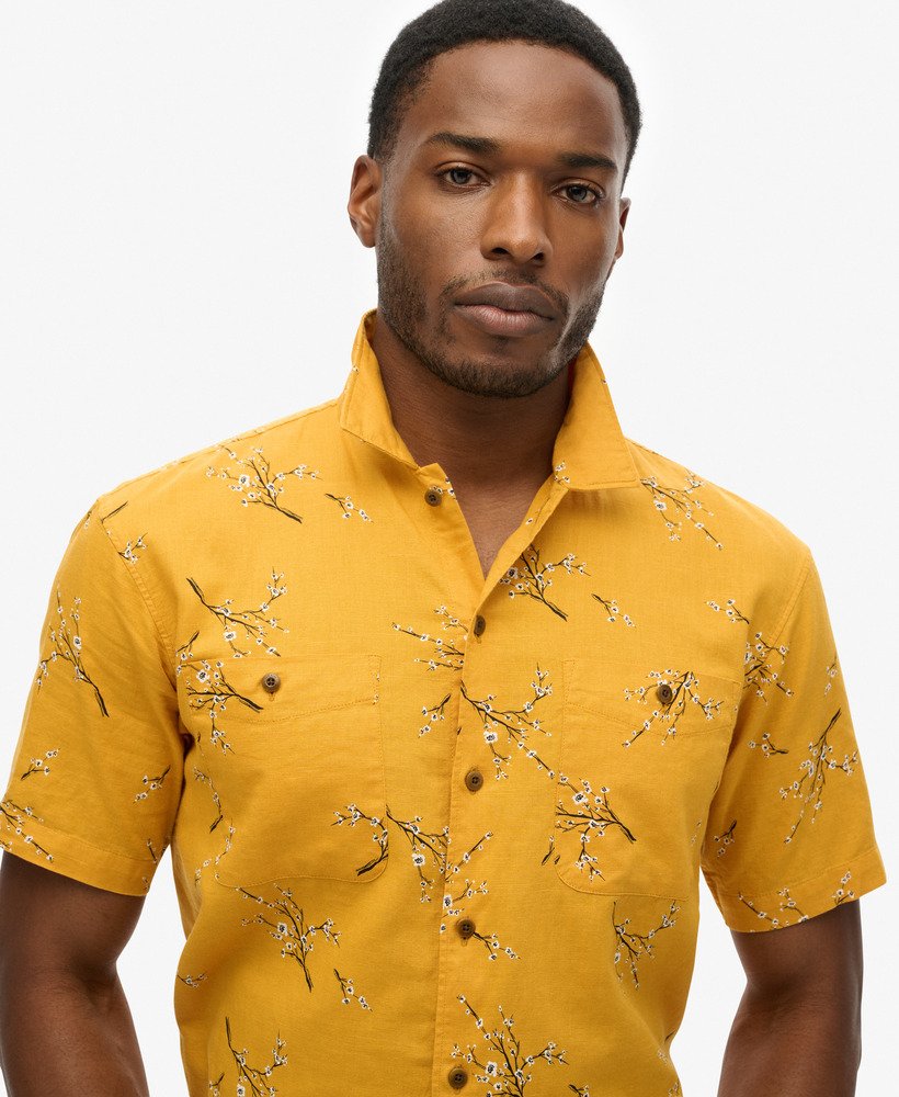 camisa de praia de manga curta em estampa floral dourada