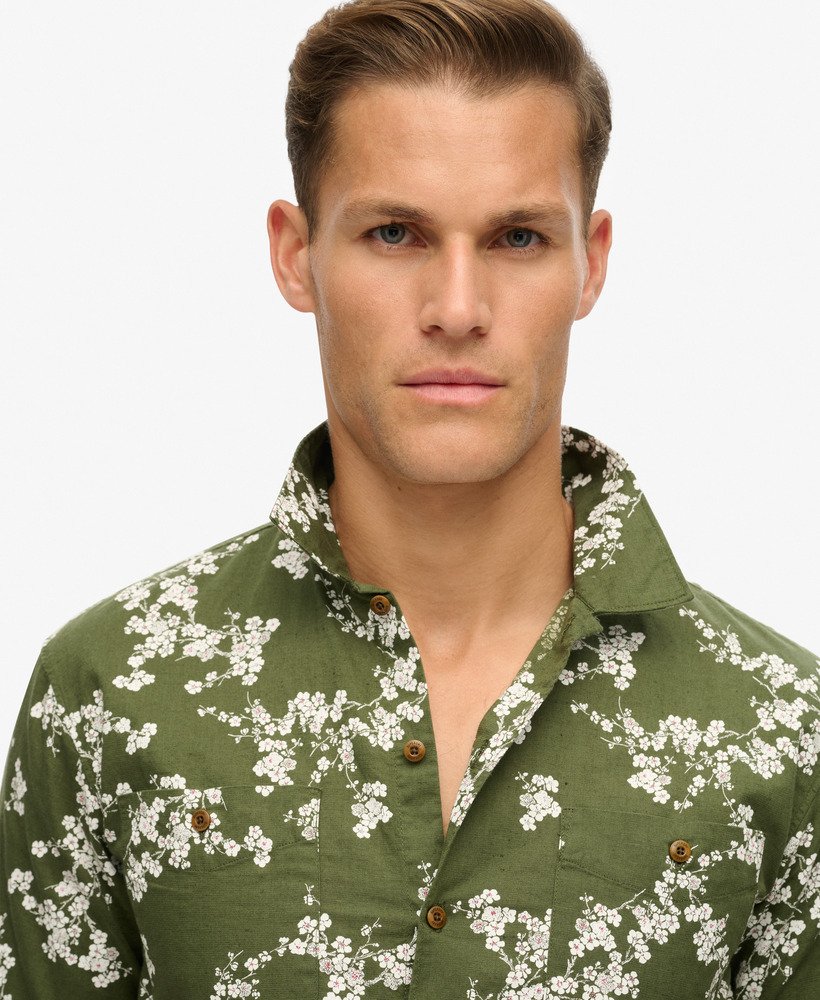 camisa de praia de manga curta na cor flor de oliva