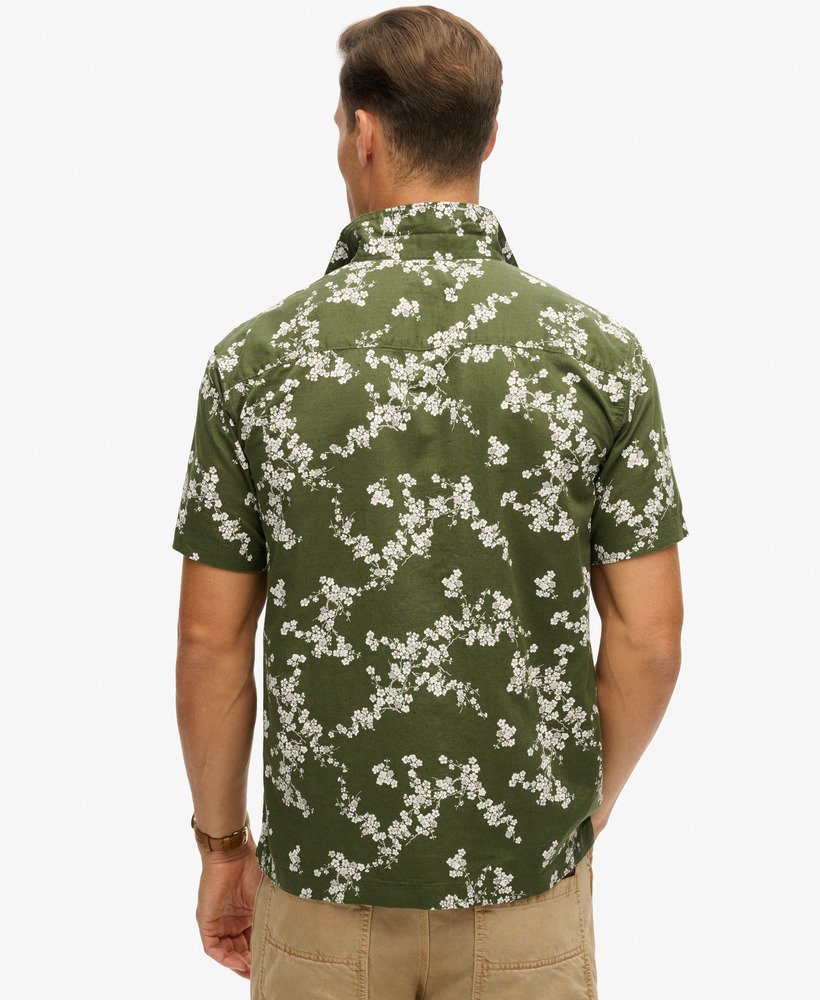 camisa de praia de manga curta na cor flor de oliva