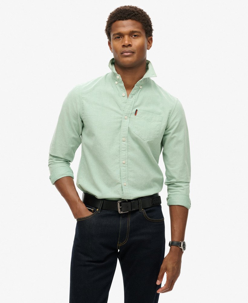 camisa oxford de manga comprida na cor verde sálvia.