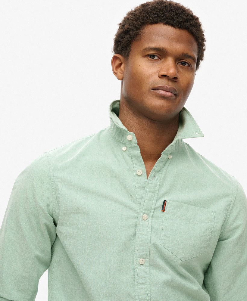 camisa oxford de manga comprida na cor verde sálvia.