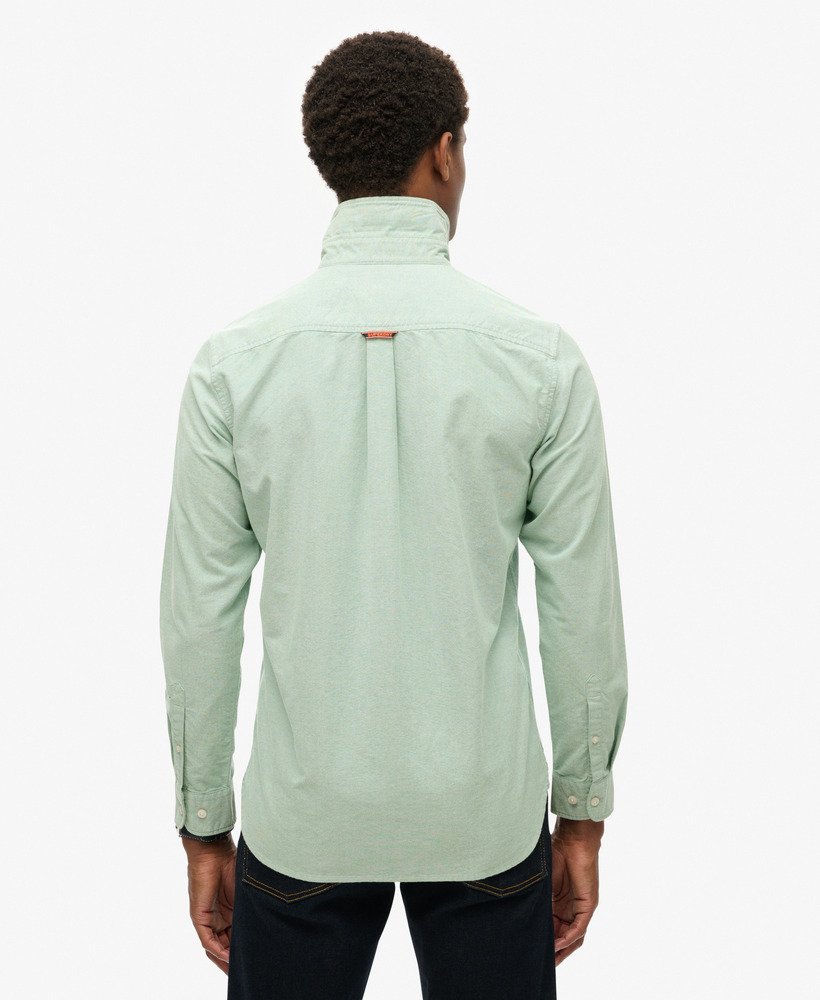 camisa oxford de manga comprida na cor verde sálvia.
