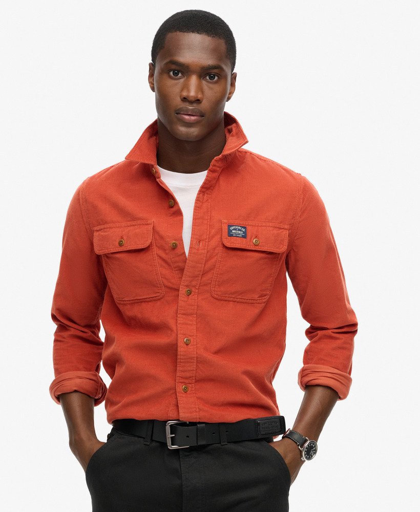 camisa de veludo cotelê trailsman relaxed fit na cor laranja queimado.