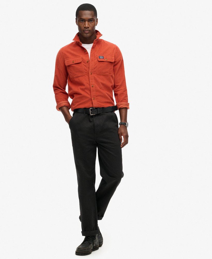 camisa de veludo cotelê trailsman relaxed fit na cor laranja queimado.