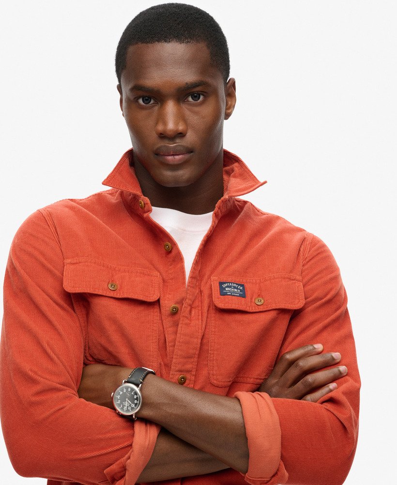 camisa de veludo cotelê trailsman relaxed fit na cor laranja queimado.