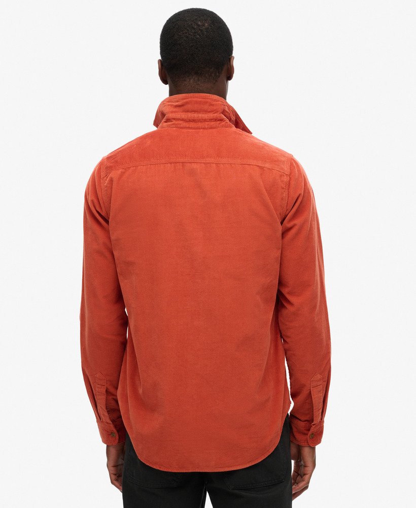 camisa de veludo cotelê trailsman relaxed fit na cor laranja queimado.