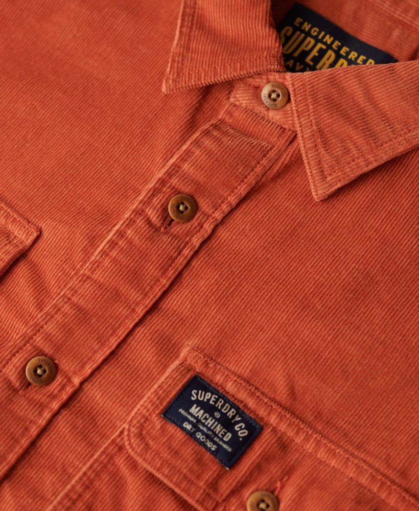 camisa de veludo cotelê trailsman relaxed fit na cor laranja queimado.