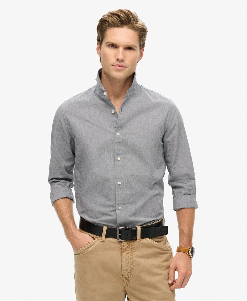 camisa casual de manga comprida na cor azul marinho escuro.