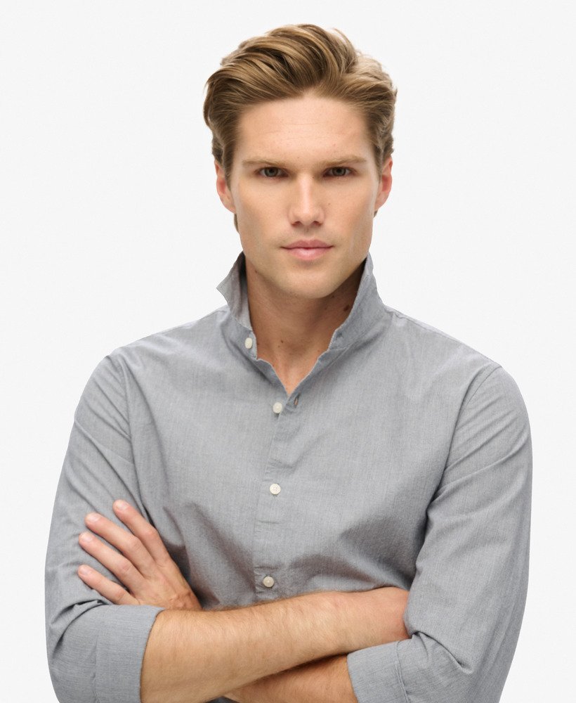 camisa casual de manga comprida na cor azul marinho escuro.