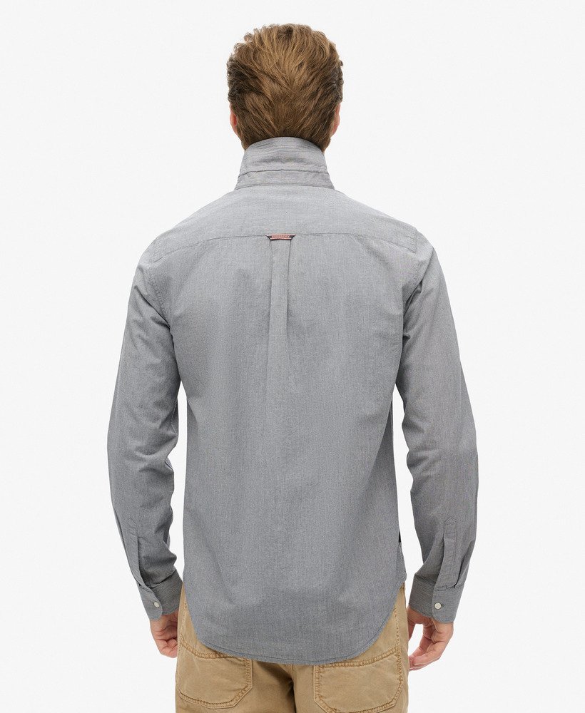 camisa casual de manga comprida na cor azul marinho escuro.