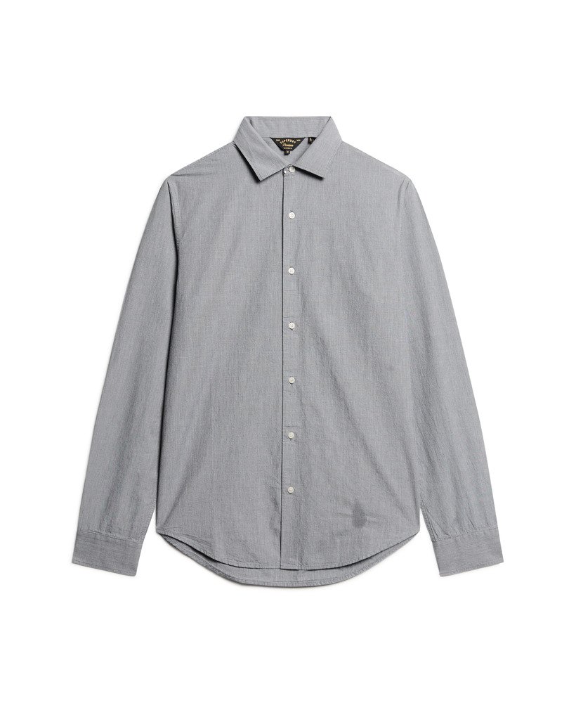 camisa casual de manga comprida na cor azul marinho escuro.