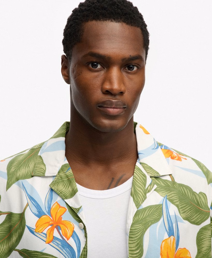 Camisa de manga curta com estampa havaiana