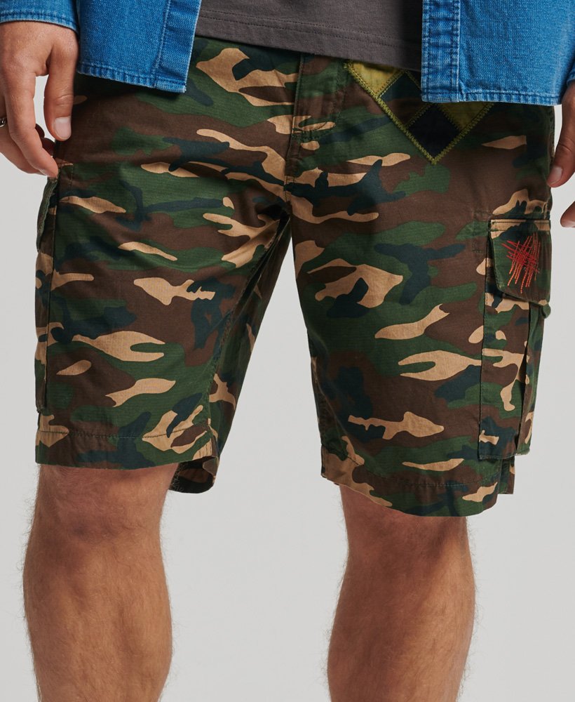 calções cargo alpha com patches em camuflagem hero.