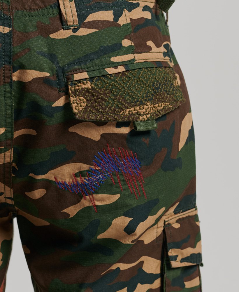 calções cargo alpha com patches em camuflagem hero.