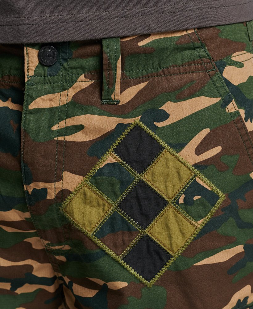 calções cargo alpha com patches em camuflagem hero.