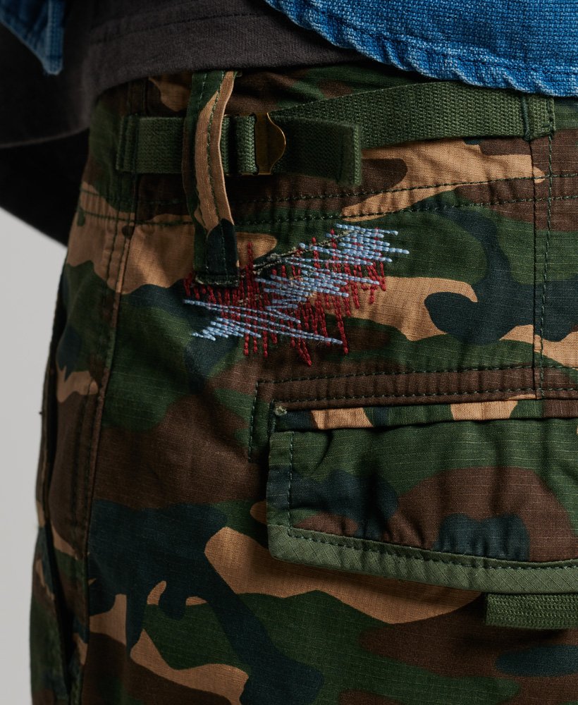 calções cargo alpha com patches em camuflagem hero.