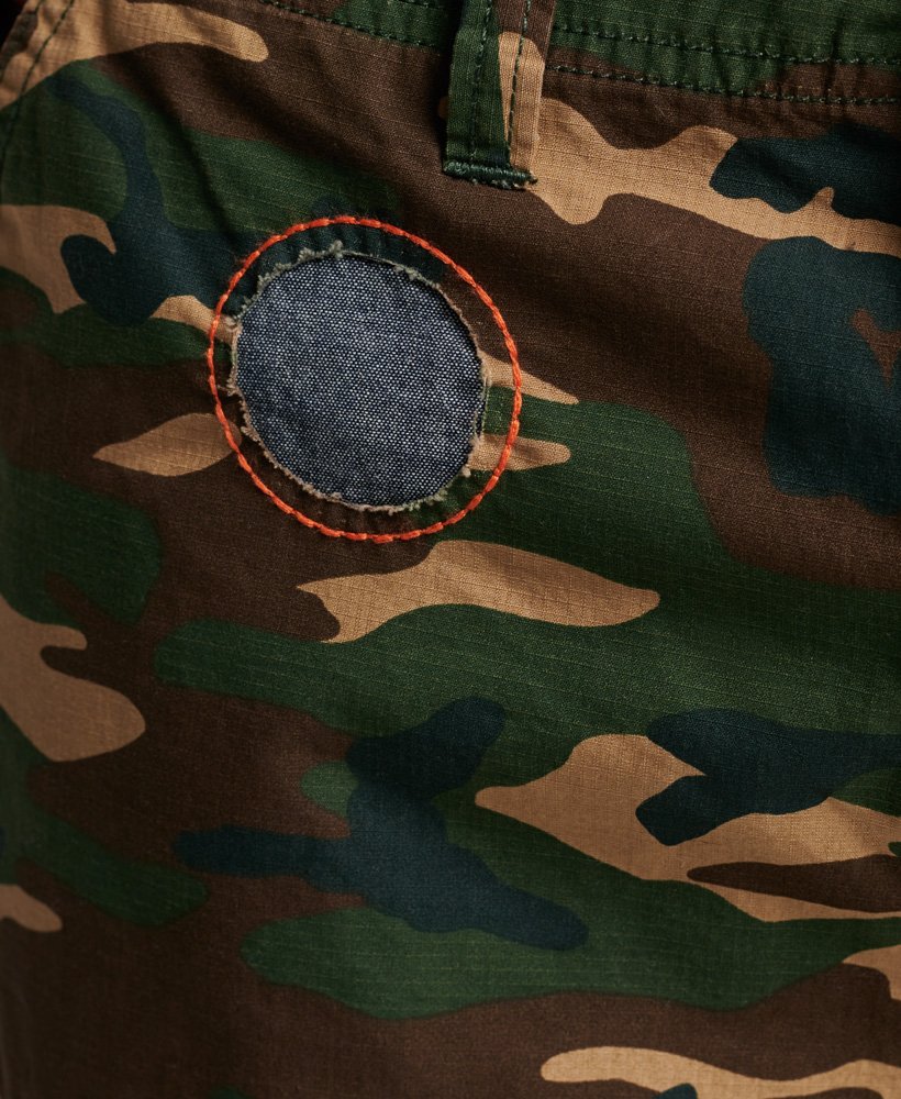 calções cargo alpha com patches em camuflagem hero.