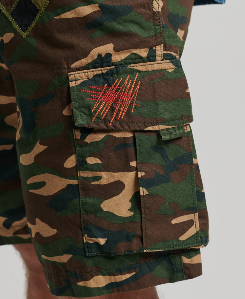 calções cargo alpha com patches em camuflagem hero.