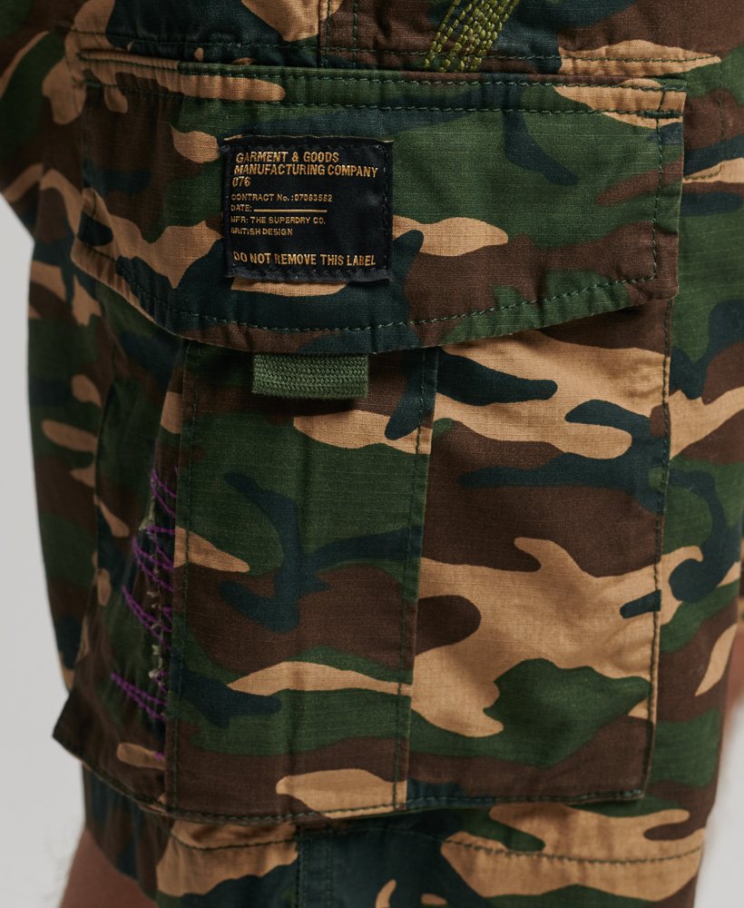 calções cargo alpha com patches em camuflagem hero.