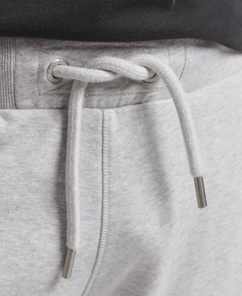 shorts de malha com logo vintage em algodão orgânico na cor cinza mesclado glaciar.