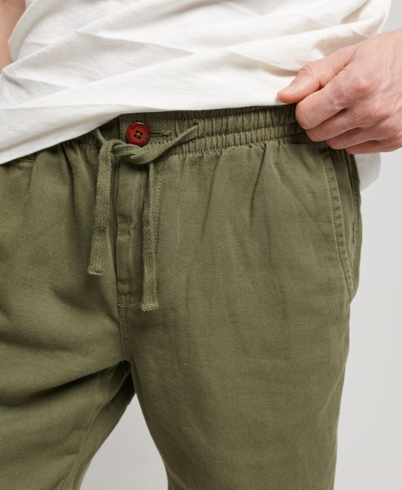 shorts vintage tingidos em tom cáqui oliva