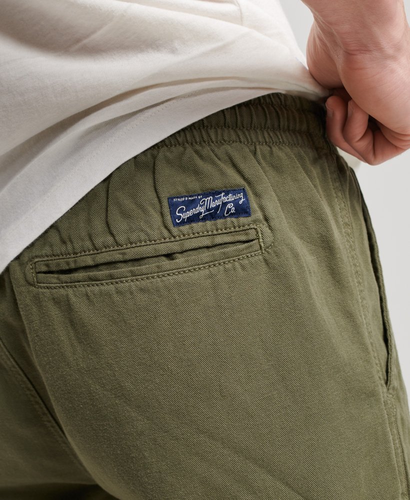 shorts vintage tingidos em tom cáqui oliva