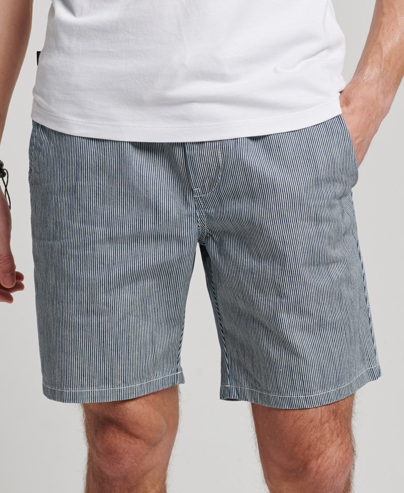 shorts tingidos em listras azuis.