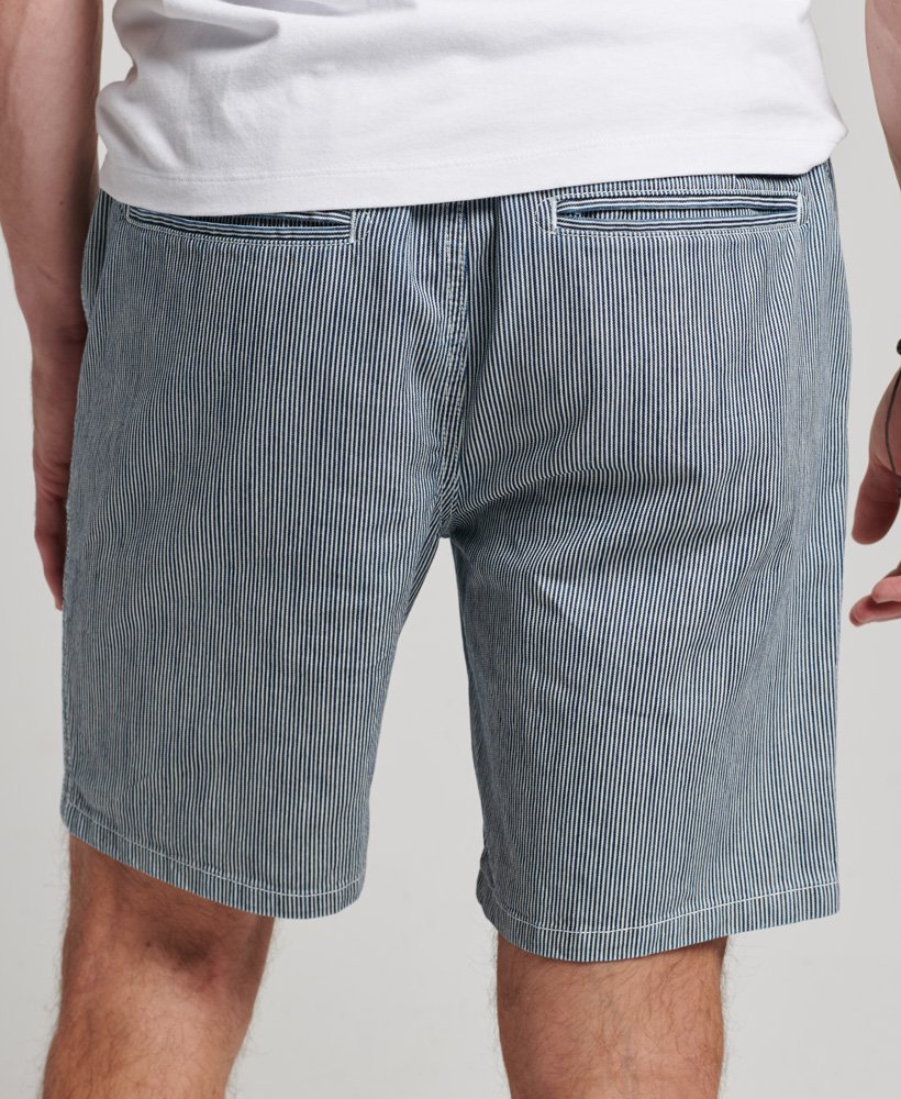 shorts tingidos em listras azuis.