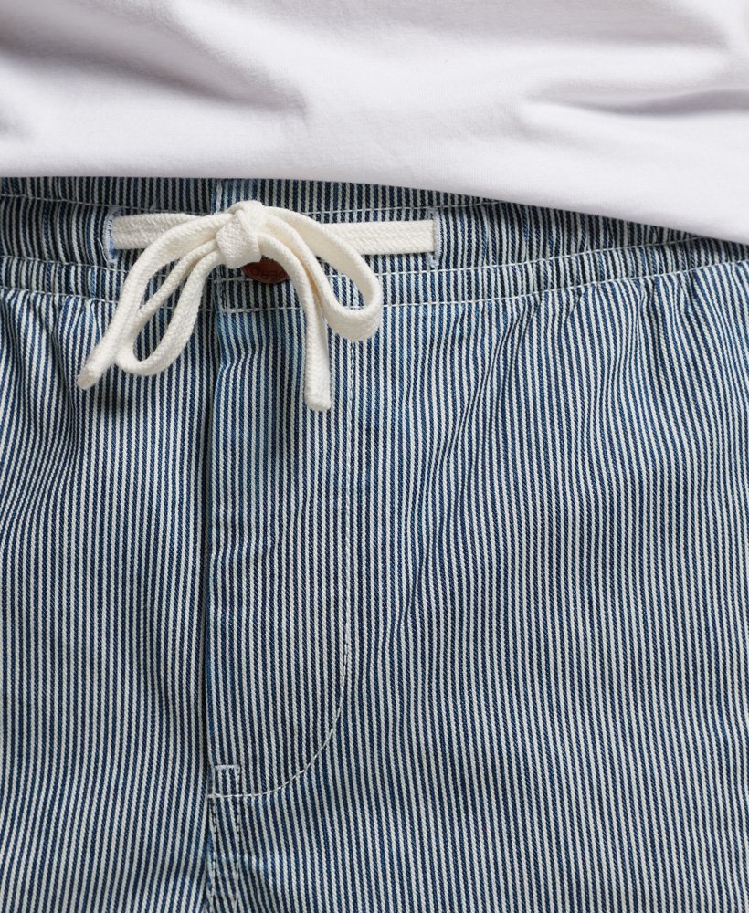 shorts tingidos em listras azuis.